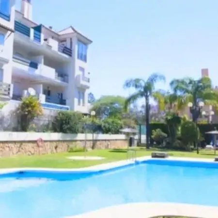 En La Playa .piscinas Jardines Puerto Banús *