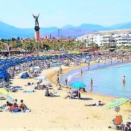 Apartment En La Playa Piscinas Jardines Puerto Banus Wifi *